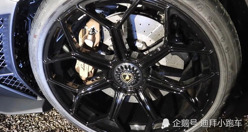 聚会上看到一台兰博基尼，车身印着63，比保时捷GT2RS还快