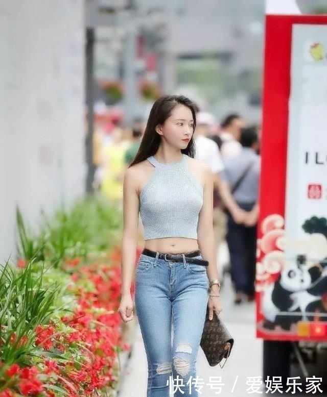  小姐姐：街拍：小姐姐军绿色连衣裙，成功的穿出了英姿飒爽的优雅美