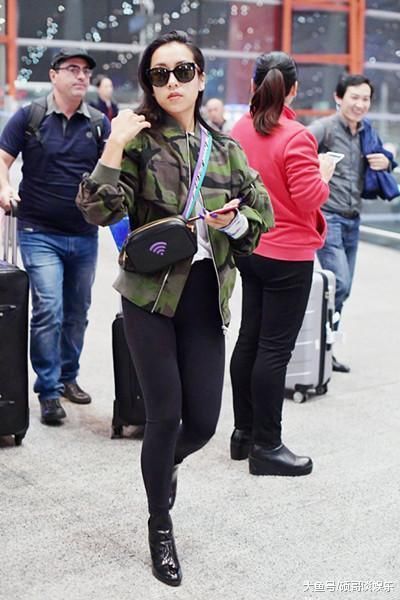 吉克隽逸现机场，一条打底裤惹争议，网友目光全被她的大粗腿锁定