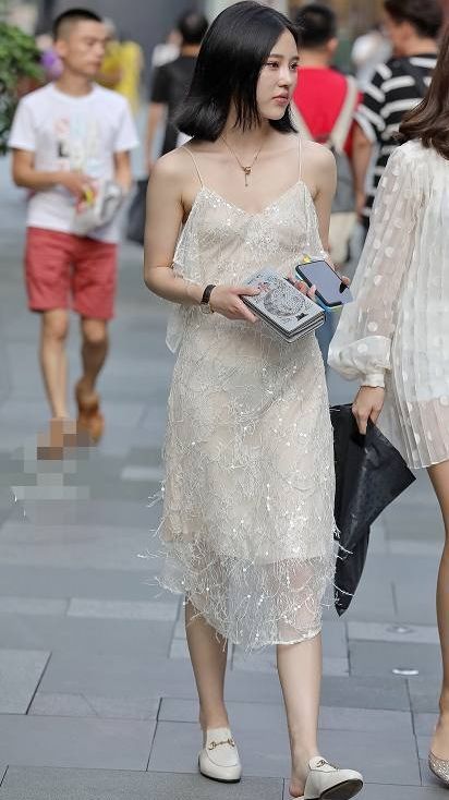 路人街拍，这件白色的吊带连衣裙，第一眼给人的感觉就十分有仙气