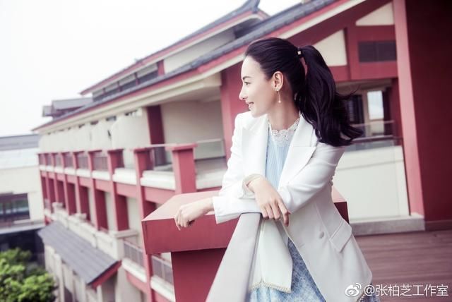 张柏芝真大胆!穿的绿色衬衫上面的勒成这样网友:不是一般的大!