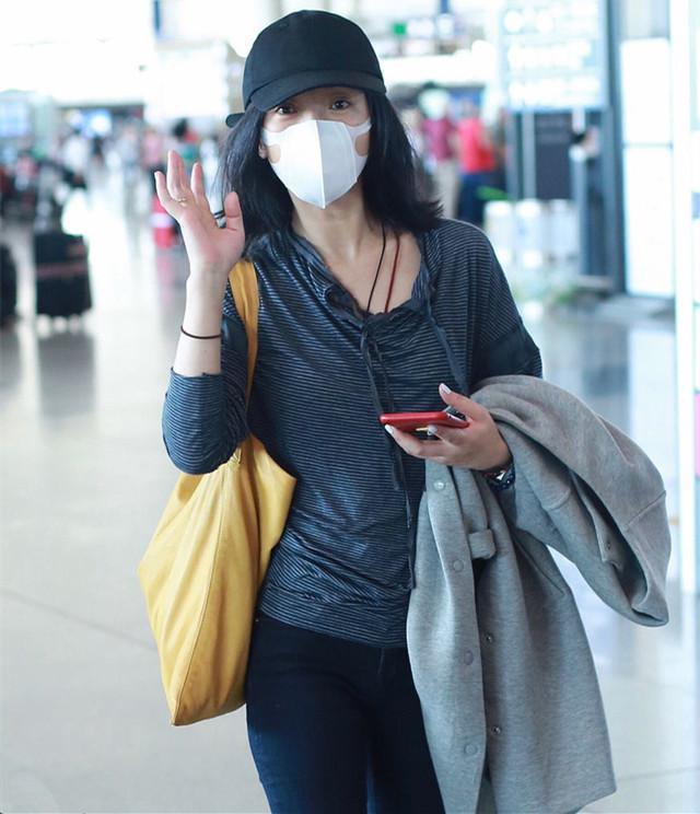 周迅胆真大!素颜连妆都不画,网友:离开ps简直就是个邋遢大妈