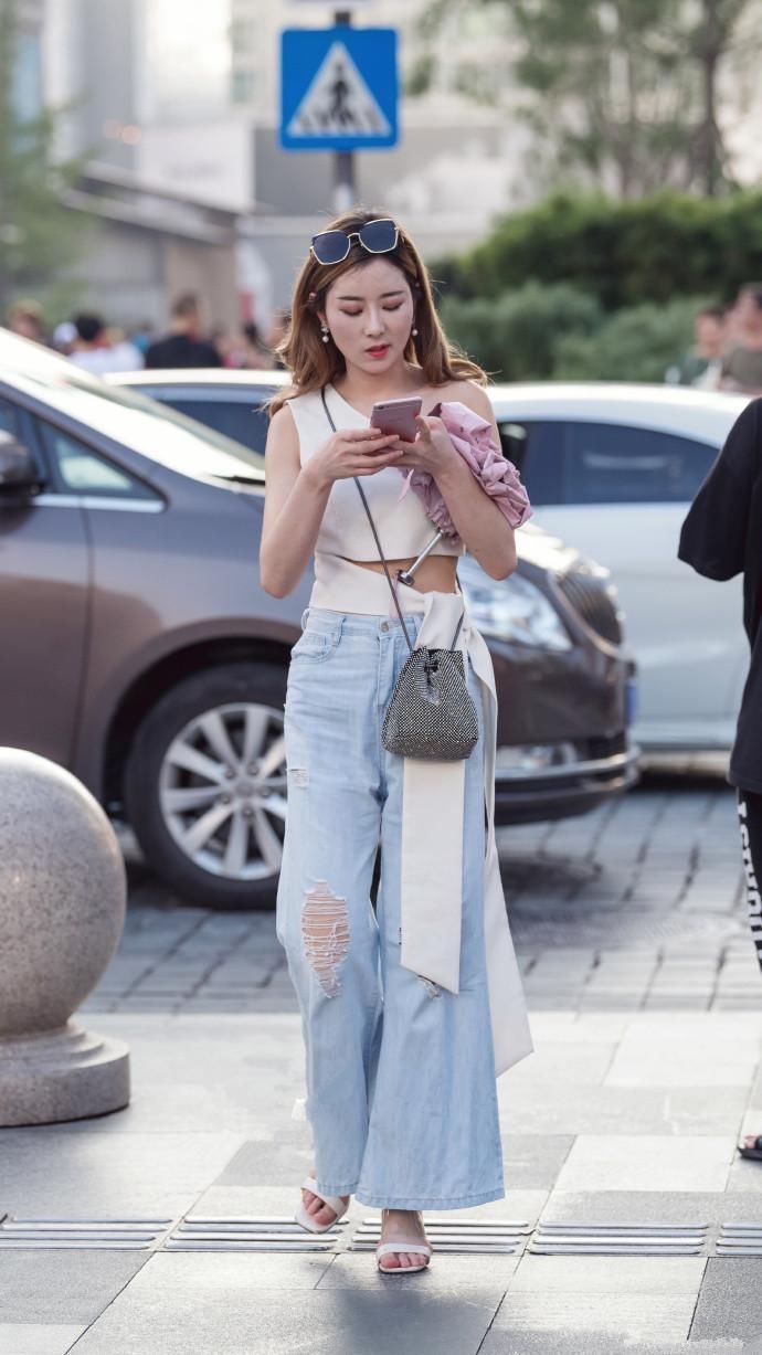 黑色吊带背心的小姐姐，丰满身材凹凸有致，看上去成熟又性感!