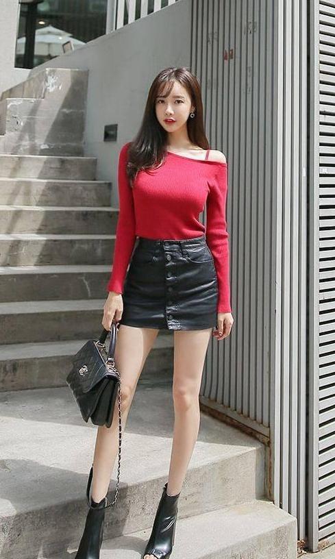 街拍美女：包臀裙打造出美丽腿部线条，十足女人味！