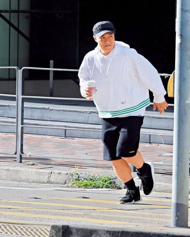 港媒曝陈奕迅买咖啡耍大牌：违法停车瘫痪交通，5块钱打发路人