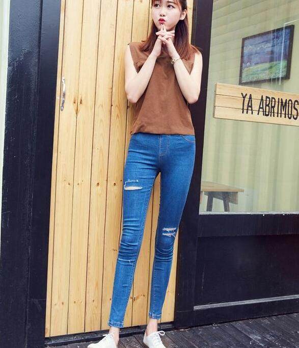 紧身牛仔裤的装扮又时尚又有韩范，让长腿曲线无处可藏