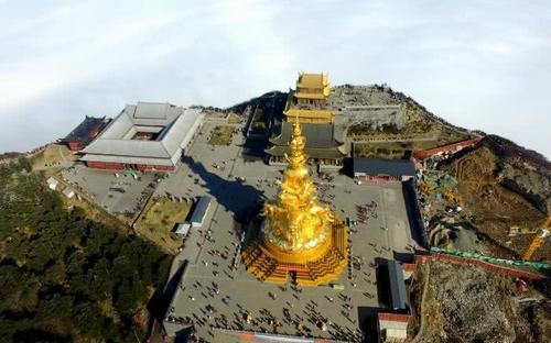 春节去峨眉山过年,山顶住宿费用太贵且一房难求,你要如何选择