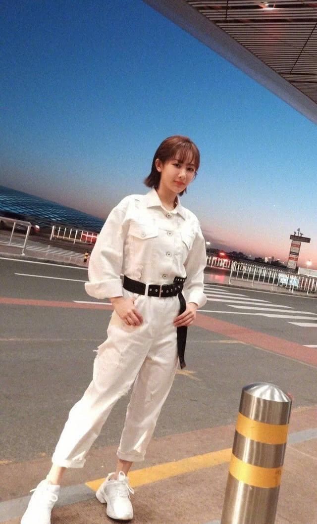  「牛仔连体」连体裤又火了！比套装更方便，显瘦又有气场，明星都爱它