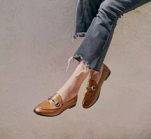 这双鞋流行了近百年，经典就是永不过时