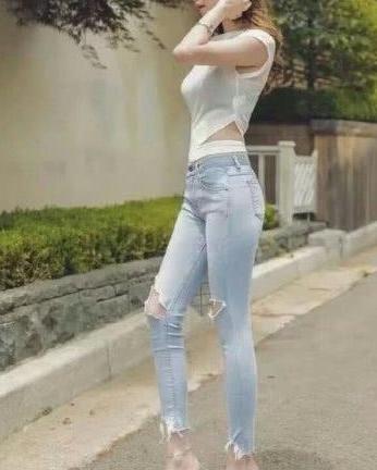 混搭也很时尚的牛仔裤美女,获得了路人赞许的目光!