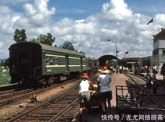 老照片美国记者拍摄下80年代的深圳，第二张很滑稽！