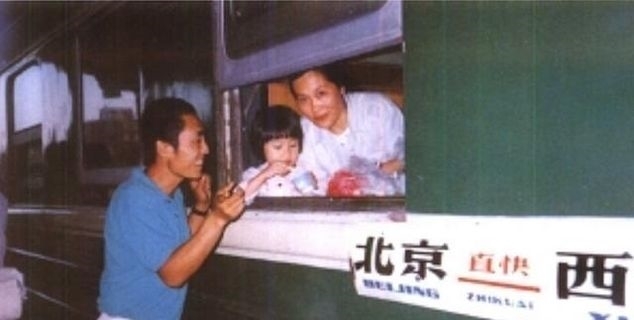  『巩俐』为了巩俐，张艺谋抛弃原配肖华，肖华现在过得怎么样了？