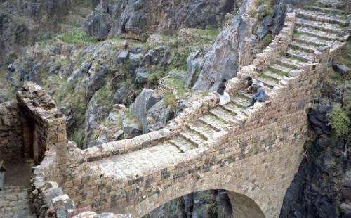 世上最神秘的桥：建在峡谷间，没有桥墩，建造之谜400年来未解