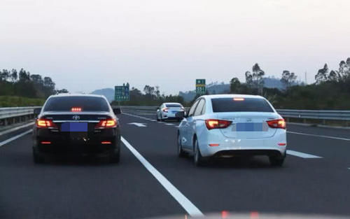  指示牌■高速新增指示牌，十年老司机都不认识，望车主互相转告