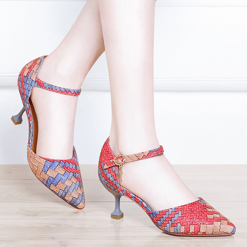 70后女人别打扮太土，多穿洋气的裙子搭配这种高跟鞋，美到尖叫