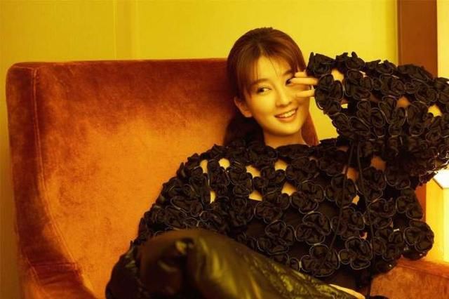 乔欣身穿黑色花朵镂空上衣，搭配半身裙，网友：美出新高度