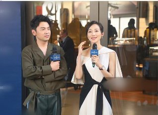 欧阳娜娜18岁穿露肩裙比35岁韩雪还女人，网友:太成熟了