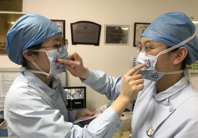 口罩上出现小猪佩奇,被上海复旦儿科的医护们