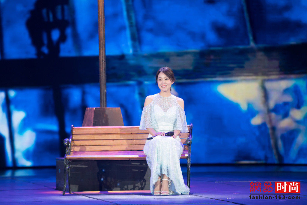 47岁闫妮像吃了防腐剂 穿露肩长裙美成仙女