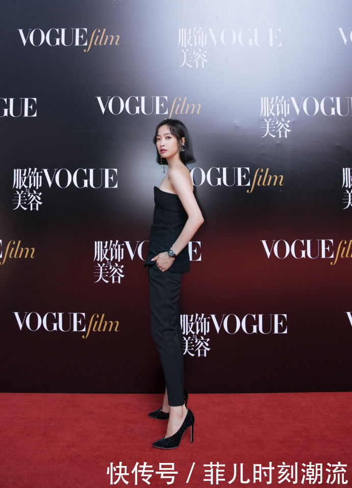 宋茜厉害了！这么紧的皮裤也要硬塞靴里，网友：显腿长呗！