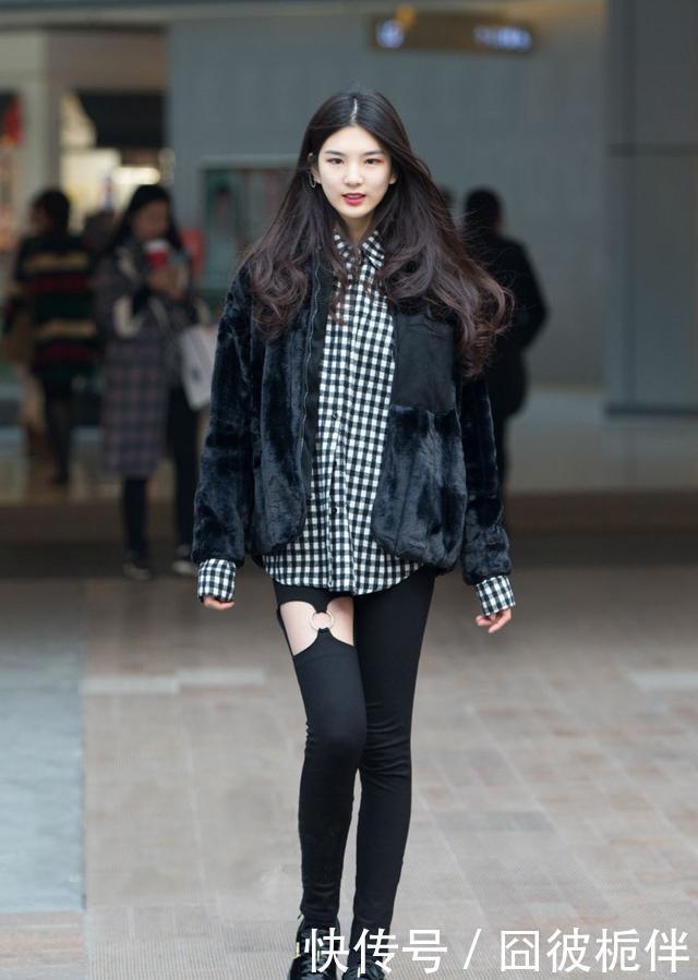 姑娘|街拍相同装扮的漂亮姑娘,下装选择了短裤和长靴,时尚感十足