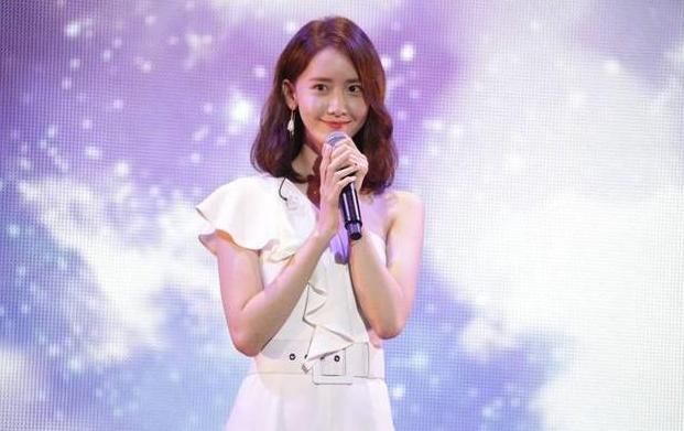 林允儿穿黑色高跟鞋，脚上条条青筋，网友：最美“凤爪”！