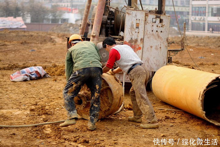 工地上的小工, 日挣200多还是穷? 揭开真相, 令