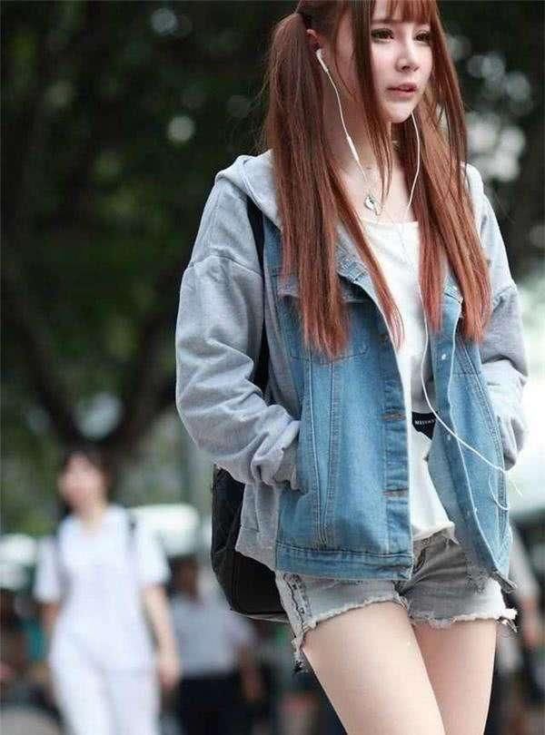 穿蓝色长款T恤的小美女，颜值气质身材，看一眼就会喜欢上她!