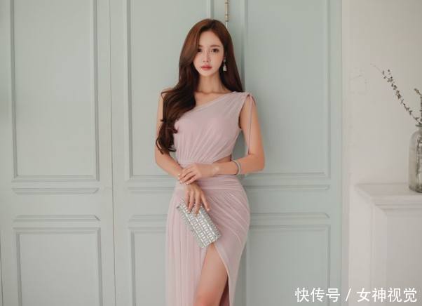 身材显瘦的紧身裙美女，颜值特别高，让人百看不厌！