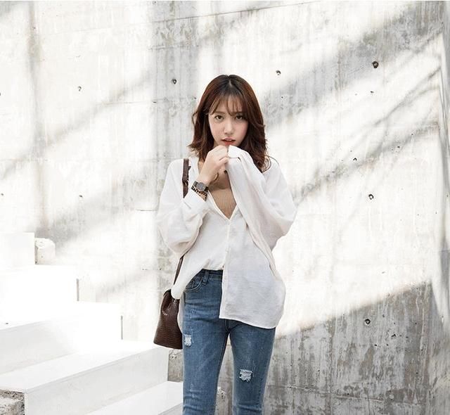 清新甜美的牛仔裤美女，凸显风韵身姿，忒漂亮