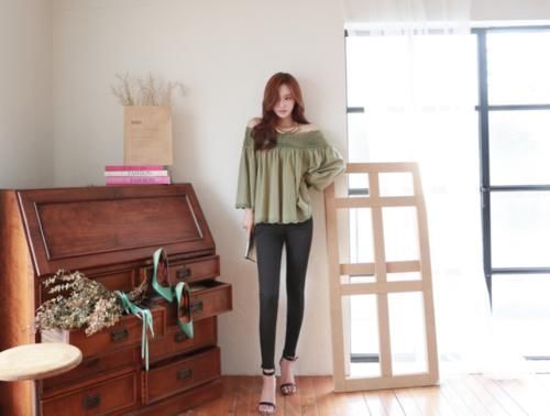 紧身裤|嫣然巧笑孙允珠暗绿色性感露肩透视雕花上衣修身显瘦紧身裤