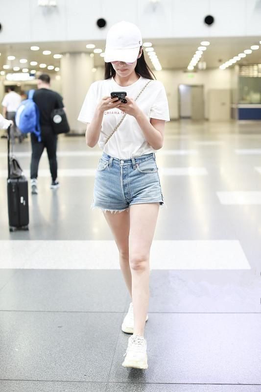 颖儿穿短裤勒的有点尴尬，腿上伤痕累累，怎么回事?