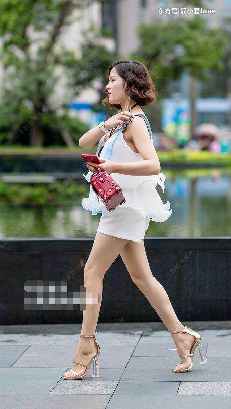 女人们细长的美腿穿高跟鞋，每走一步都那么优雅靓丽