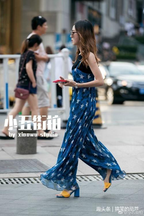 路人街拍：小姐姐这么长的腿踩这么长的高跟鞋，短裤应该换长裙