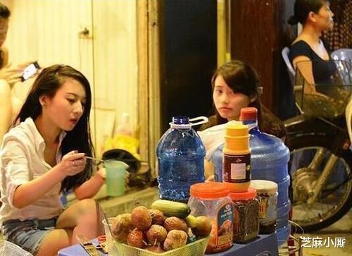 #无疑还#中越边境的美女小贩,什么都敢卖,却有样东西让中国男性接受不来