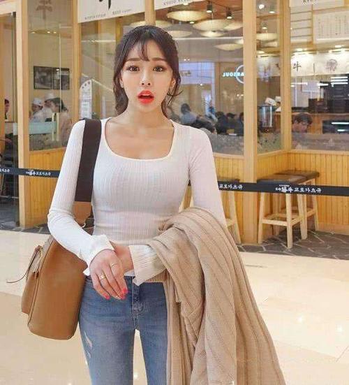 街拍:美女们穿紧身衣有多性感撩人?看看图3和图5就知道了