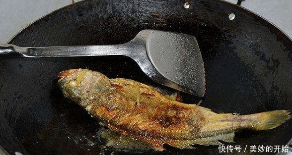 『鱼肉』煎鱼时,千万不要直接下锅,多做这步,鱼完整不粘锅,还无腥味