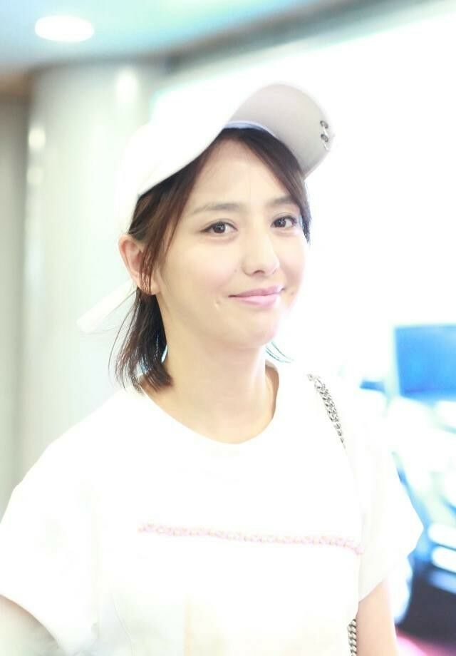 丫丫粉红条纹配白T十分减龄，素颜出镜与素颜女神王丽坤不相上下