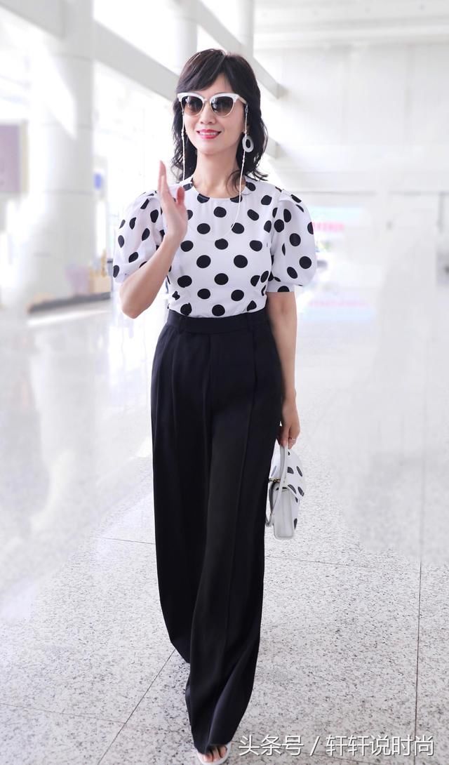 被64岁赵雅芝征服，穿高腰裤胸以下全是腿，网友：这身段最多24岁