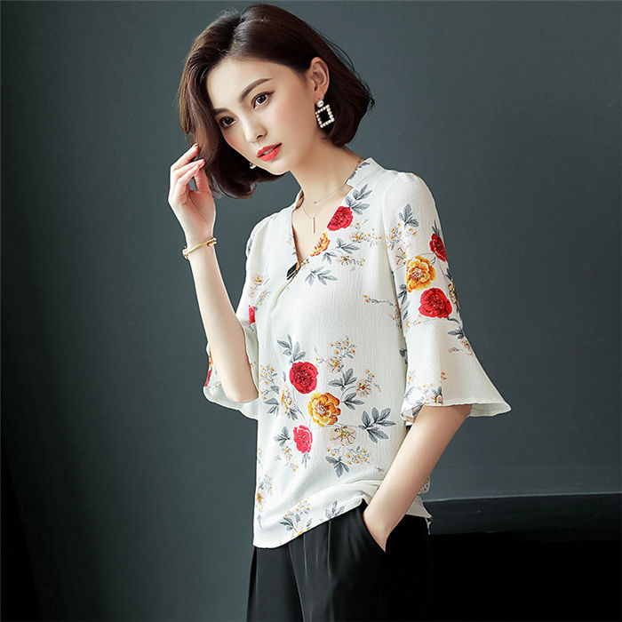 女人丰满有个好处，即使穿白菜价紧身T恤，曼妙身材也能美到极致