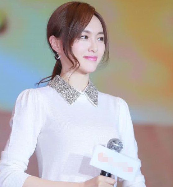 唐嫣太调皮了，竟把“脚铐”当鞋子穿，网友:这筷子腿我也想要!