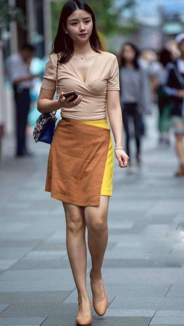 路人街拍: 美女真是丰满, 不仅会穿还会“露”