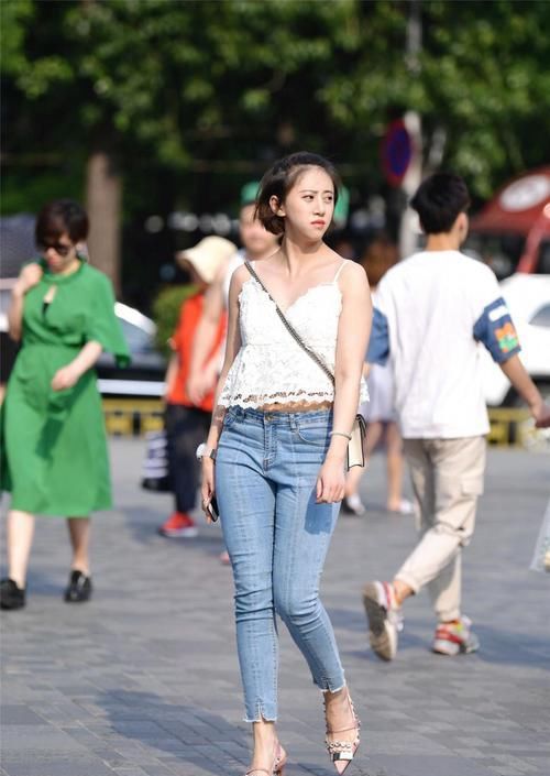  『长衫』街拍：小姐姐米白色的镂空针织长衫搭配牛仔短裤，少女感十足