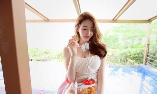 街拍：休闲青春范的小姐姐，凹凸身材清新美丽好看又时尚！