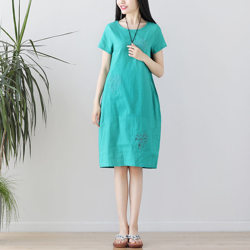 瞧瞧下图的女生，真有眼光，相中这么清爽又时尚的连衣裙