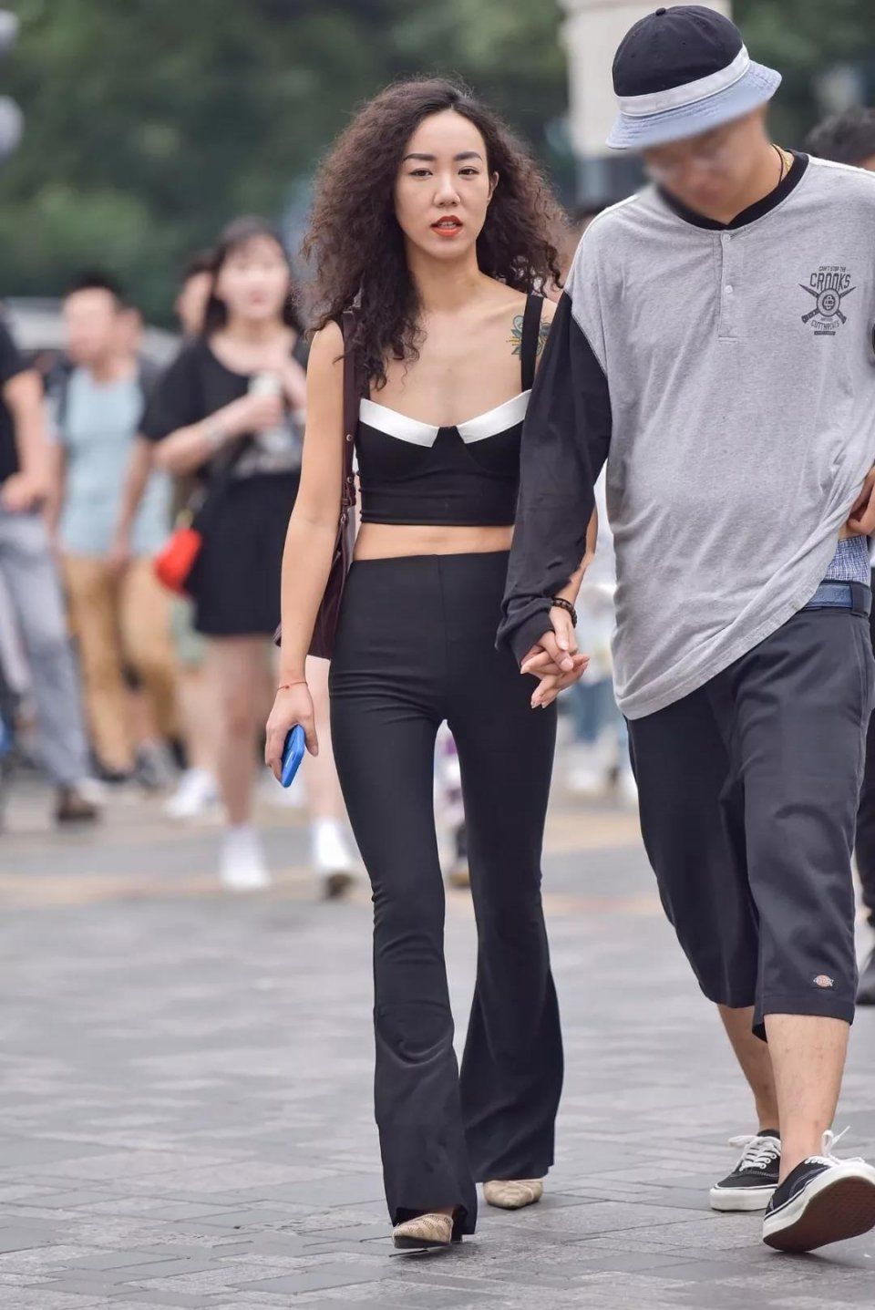 街拍:身姿婀娜动人,穿黑色长裤美臀性感的风韵美女和男友逛街!