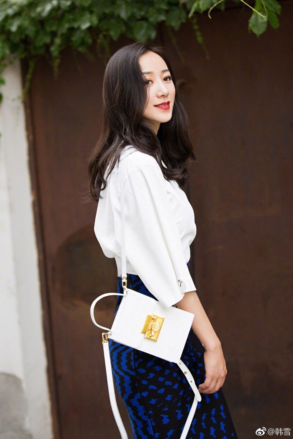 韩雪最新时尚写真大片，黑色尖头高跟鞋搭配齐膝长裙展现小腿线条