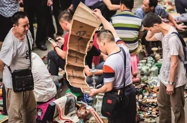 只出现在桥上“广州鬼市”，看中什么都能卖，但一到天亮就会消失