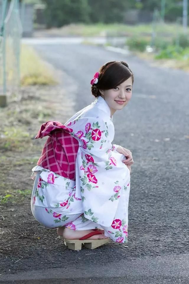  【传统服装】旗袍、和服、韩服、奥黛，哪个更美？