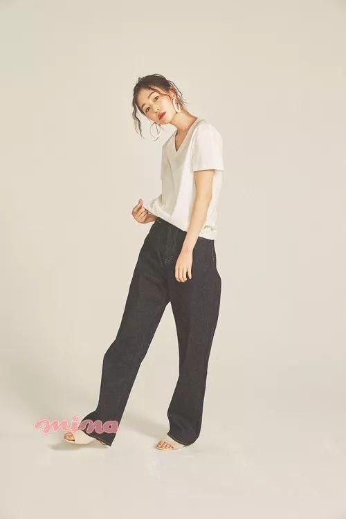 推荐给穿不惯衬衫、吊带衫的MM 12种令人秒变时髦的基础款白T穿衣